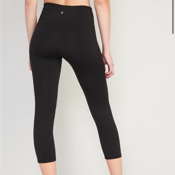 NWT Old Navy Active Elevate Capri Leggings Crop Mid Rise Solid Black Womens Med - Picture 2 of 10